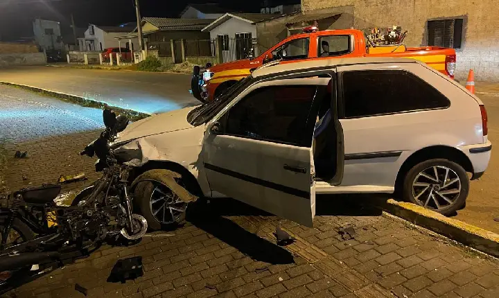 Acidente entre carro e motocicleta deixa jovem ferido em Campos Novos