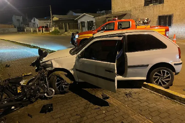 Acidente entre carro e motocicleta deixa jovem ferido em Campos Novos