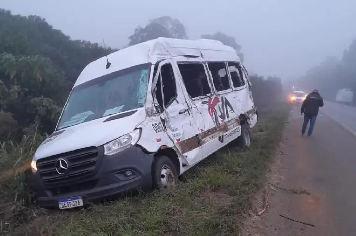 Acidente entre ônibus e micro-ônibus mobiliza Corpo de Bombeiros e SAMU na BR-470.