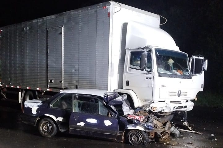 Acidente na BR-282 em Vargem-SC deixa vítima desaparecida e veículo abandonado.