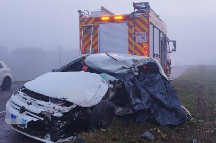 Acidente na BR-470 entre ônibus e carro deixa dois mortos; adolescente de 15 anos dirigia o veículo.
