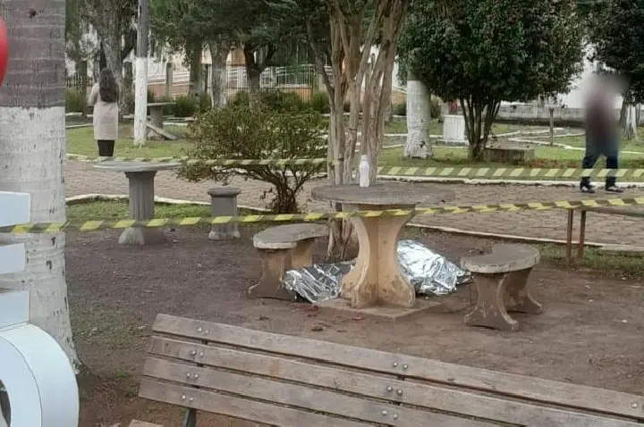 Adolescente é apreendido após matar homem a facadas na praça central de Monte Carlo.