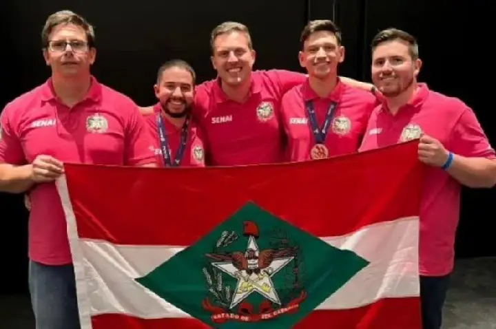 Alunos do SENAI de Campos Novos conquistam medalhas na maior competição de educação profissional do mundo.