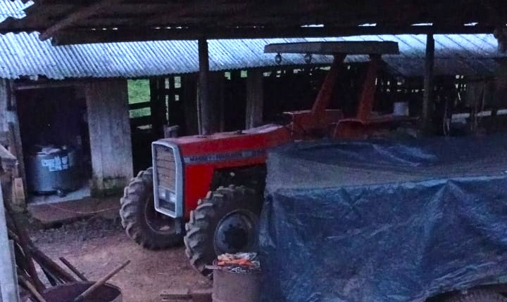 Anúncio no Facebook denuncia local de trator furtado em Lacerdópolis e leva à recuperação em Campos Novos.