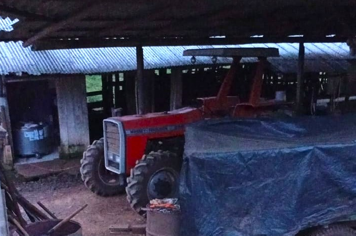 Anúncio no Facebook denuncia local de trator furtado em Lacerdópolis e leva à recuperação em Campos Novos.