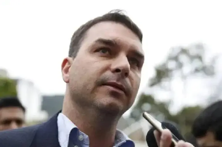 Após ver Bolsonaro, Flávio apoia fim da escala 6×1, mas volta a defender negociação entre patrão e empregado