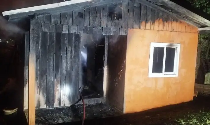 Assistência Social acolhe idosa e descobre que sua casa foi destruída por incêndio durante a madrugada