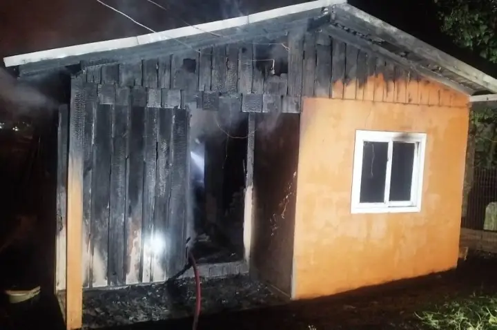 Assistência Social acolhe idosa e descobre que sua casa foi destruída por incêndio durante a madrugada