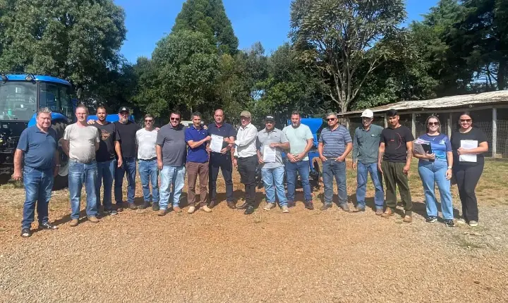 Associações rurais recebem implementos agrícolas em Campos Novos