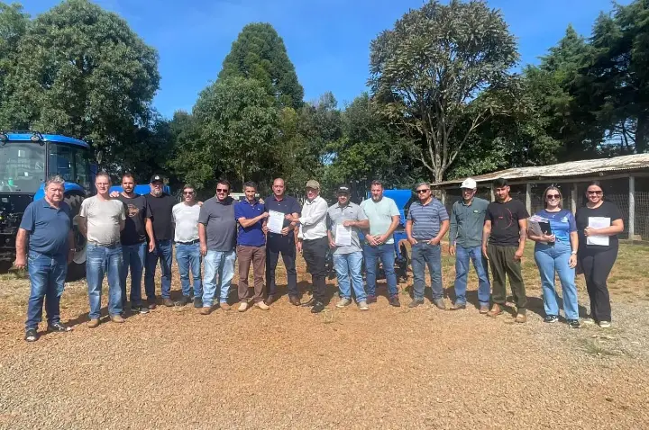 Associações rurais recebem implementos agrícolas em Campos Novos