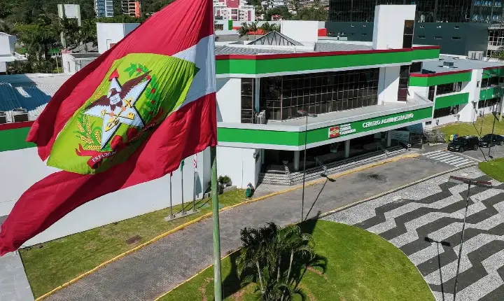 Auxílio-alimentação passa a integrar 13º e férias de servidores estaduais de SC