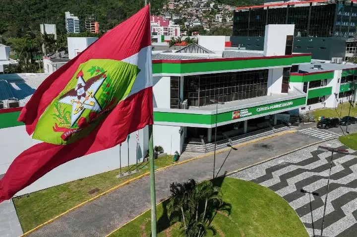 Auxílio-alimentação passa a integrar 13º e férias de servidores estaduais de SC