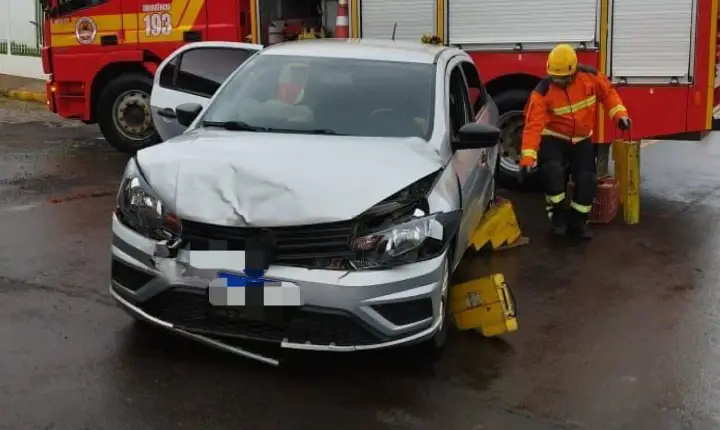 Bombeiros atendem colisão entre Voyage e Tracker em Campos Novos