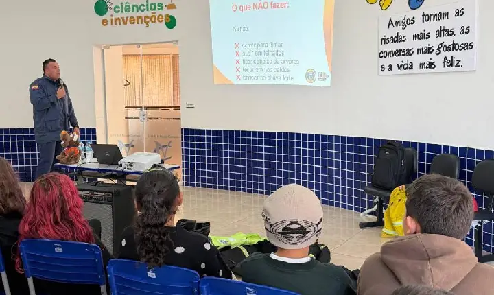 Bombeiros promovem palestra sobre prevenção e situações de emergência para estudantes em Campos Novos