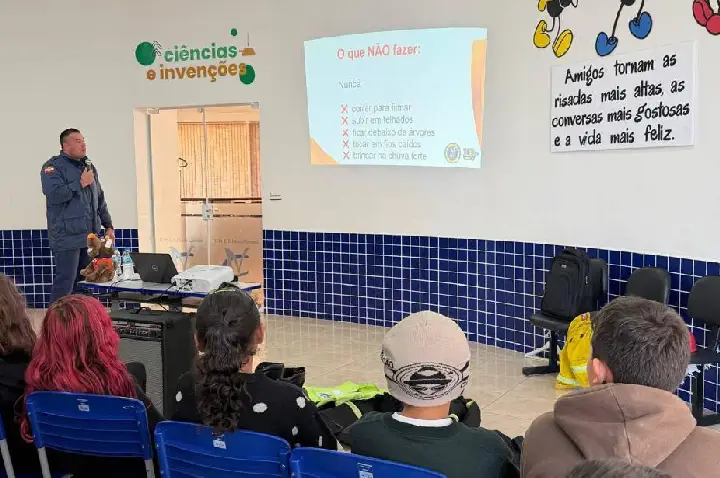 Bombeiros promovem palestra sobre prevenção e situações de emergência para estudantes em Campos Novos