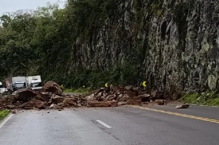 BR-470 totalmente bloqueada na Serra do Rio Uruguai em Barracão (RS) devido à queda de barreira.