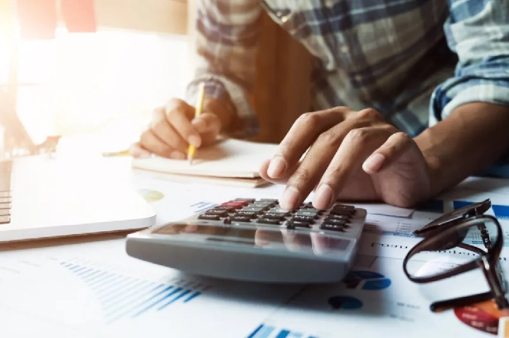 Brasil tem 77 milhões de inadimplentes e bancos lançam mutirão para negociar dívidas.