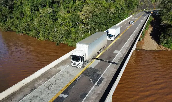 Buracos na ponte sobre o Rio Uruguai entre Campos Novos e Barracão (RS) e asfalto deteriorado aumentam riscos na BR-470