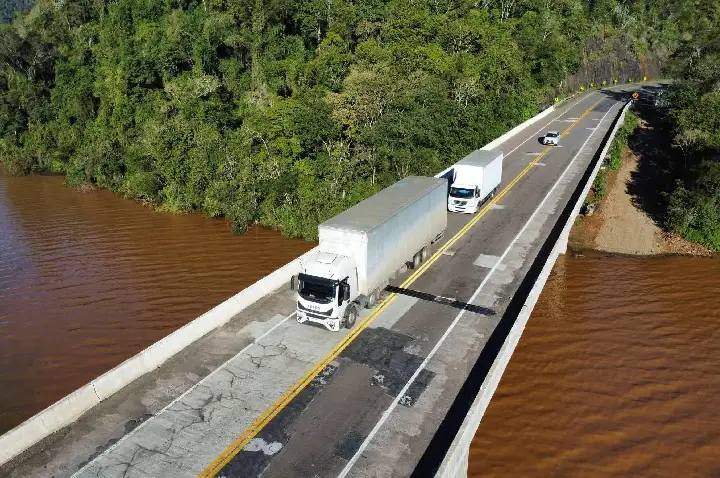 Buracos na ponte sobre o Rio Uruguai entre Campos Novos e Barracão (RS) e asfalto deteriorado aumentam riscos na BR-470