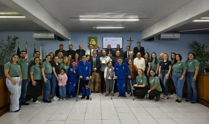 Câmara de  de Vereadores de Campos Novos homenageia APAE pelos 50 anos de atuação