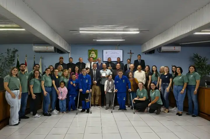 Câmara de  de Vereadores de Campos Novos homenageia APAE pelos 50 anos de atuação