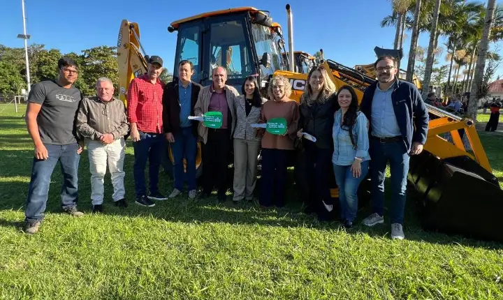 Campos Novos recebe retroescavadeira para fortalecer a produção agrícola