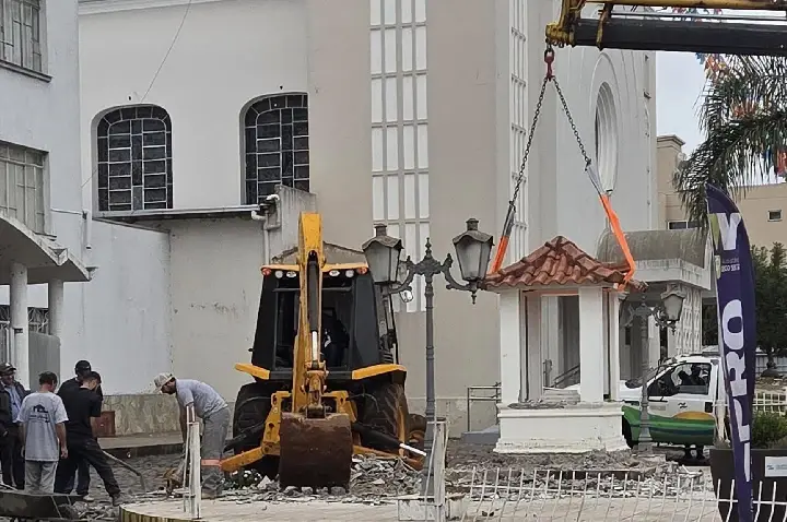 Capela Nossa Sra de Fátima assume a devoção e monumento à Nossa Sra de Fátima será reedificado no Bairro Jardim Bela Vista.
