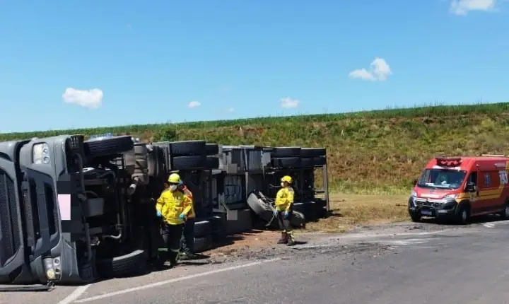 Capotamento de caminhão deixa duas pessoas feridas no trevo das BRs 282 e 470, em Campos Novos