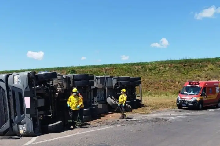 Capotamento de caminhão deixa duas pessoas feridas no trevo das BRs 282 e 470, em Campos Novos