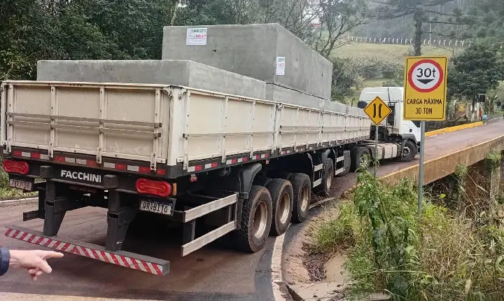 Carreta provoca interdição da ponte de acesso aos Pocinhos entre Campos Novos e Erval Velho
