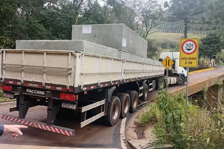 Carreta provoca interdição da ponte de acesso aos Pocinhos entre Campos Novos e Erval Velho
