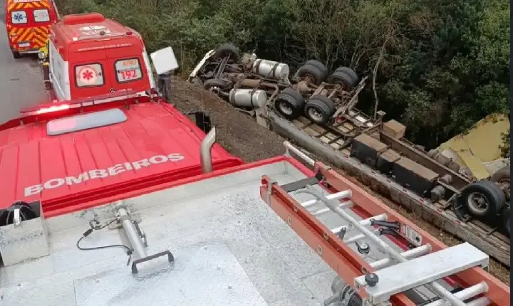 Carreta tomba na BR-470 e deixa mulher ferida em Campos Novos