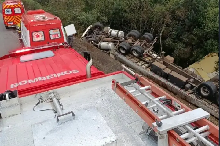 Carreta tomba na BR-470 e deixa mulher ferida em Campos Novos