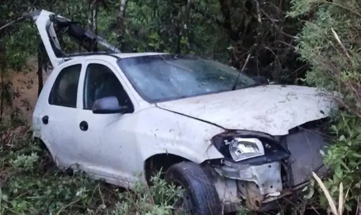 Carro sai da pista e colide em árvore às margens da BR-282, em Campos Novos