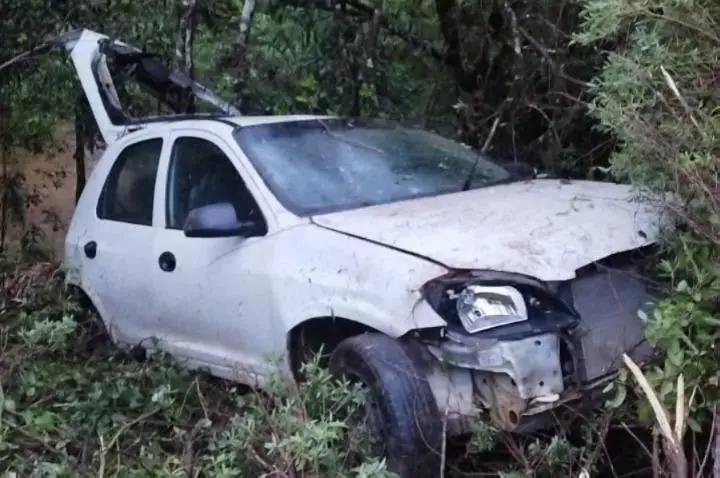 Carro sai da pista e colide em árvore às margens da BR-282, em Campos Novos