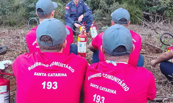 Novos alunos do curso de bombeiros comunitários participam de atividade de adaptação em campos novos