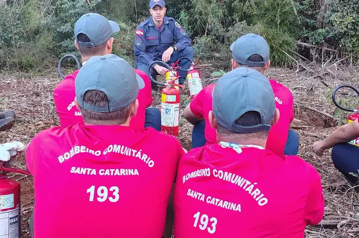 Novos alunos do curso de bombeiros comunitários participam de atividade de adaptação em campos novos