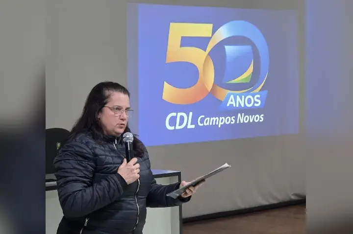 CDL entrega material da Promoção de Vendas de 50 anos