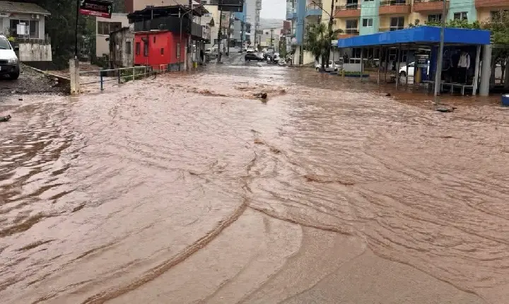 Chuva intensa faz Rio Capinzal transbordar