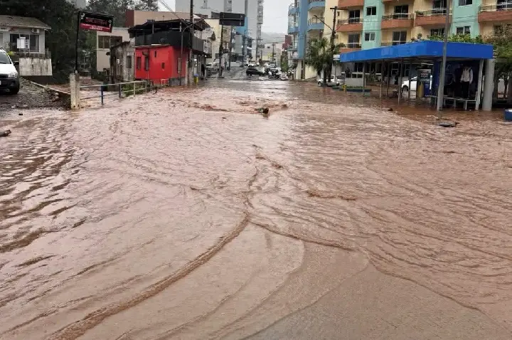 Chuva intensa faz Rio Capinzal transbordar