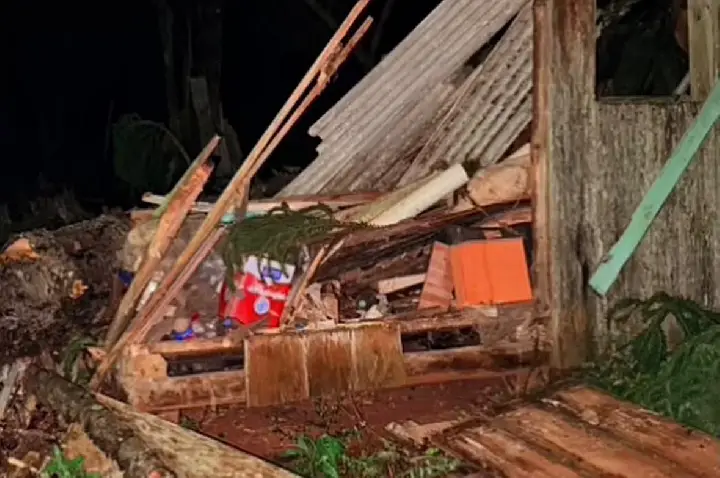 Chuvas e ventos fortes deixam casas destelhadas em Campos Novos e região