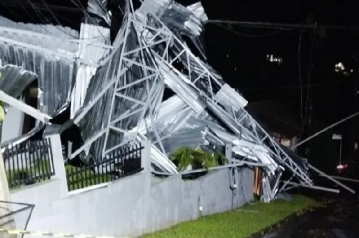 Cidades do Oeste têm transtornos causados por temporal na noite desta segunda-feira.