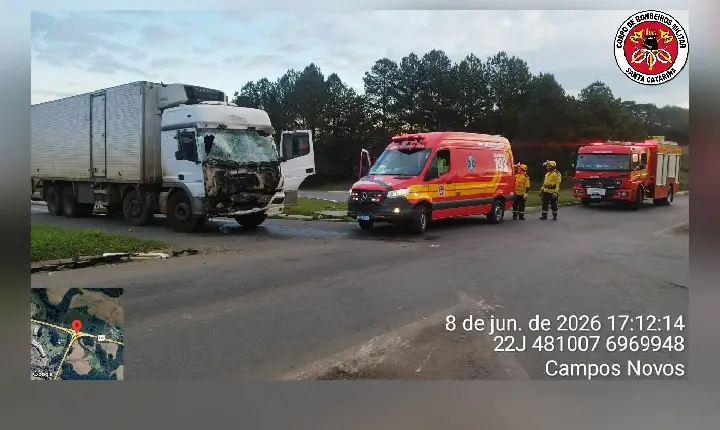 Colisão entre caminhões deixa motorista ferido na BR-282 em Campos Novos