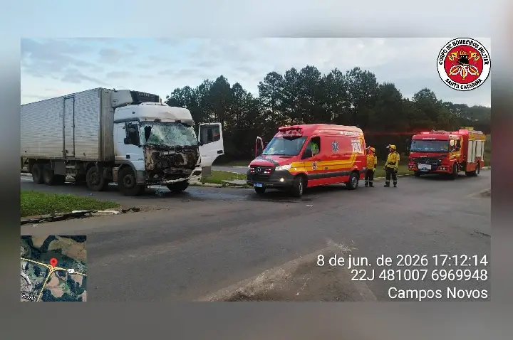 Colisão entre caminhões deixa motorista ferido na BR-282 em Campos Novos