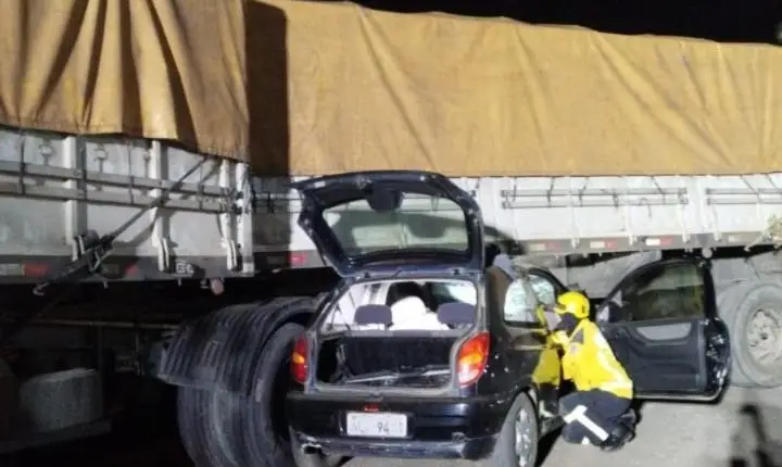 Colisão entre carro e caminhão deixa cinco feridos em Campos Novos
