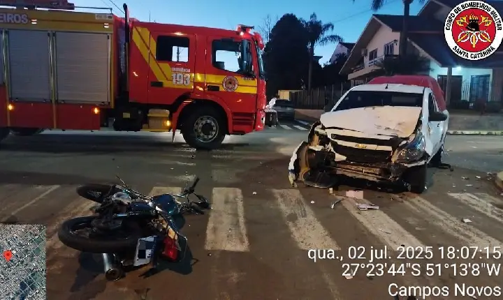 Colisão entre carro e motocicleta deixa jovem ferido em Campos Novos.
