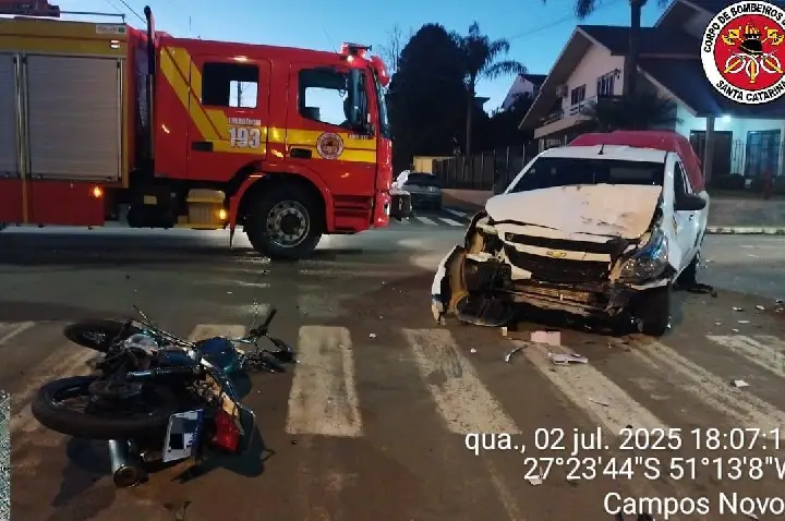 Colisão entre carro e motocicleta deixa jovem ferido em Campos Novos.