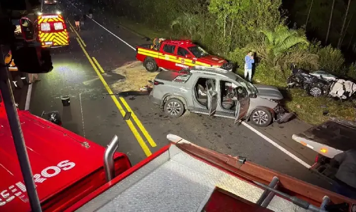 Colisão entre dois carros e carreta deixa cinco feridos na BR-282 em Campos Novos