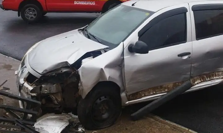 Colisão entre veículos deixa motorista ferida no Bairro Santo Antônio, em Campos Novos