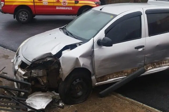Colisão entre veículos deixa motorista ferida no Bairro Santo Antônio, em Campos Novos